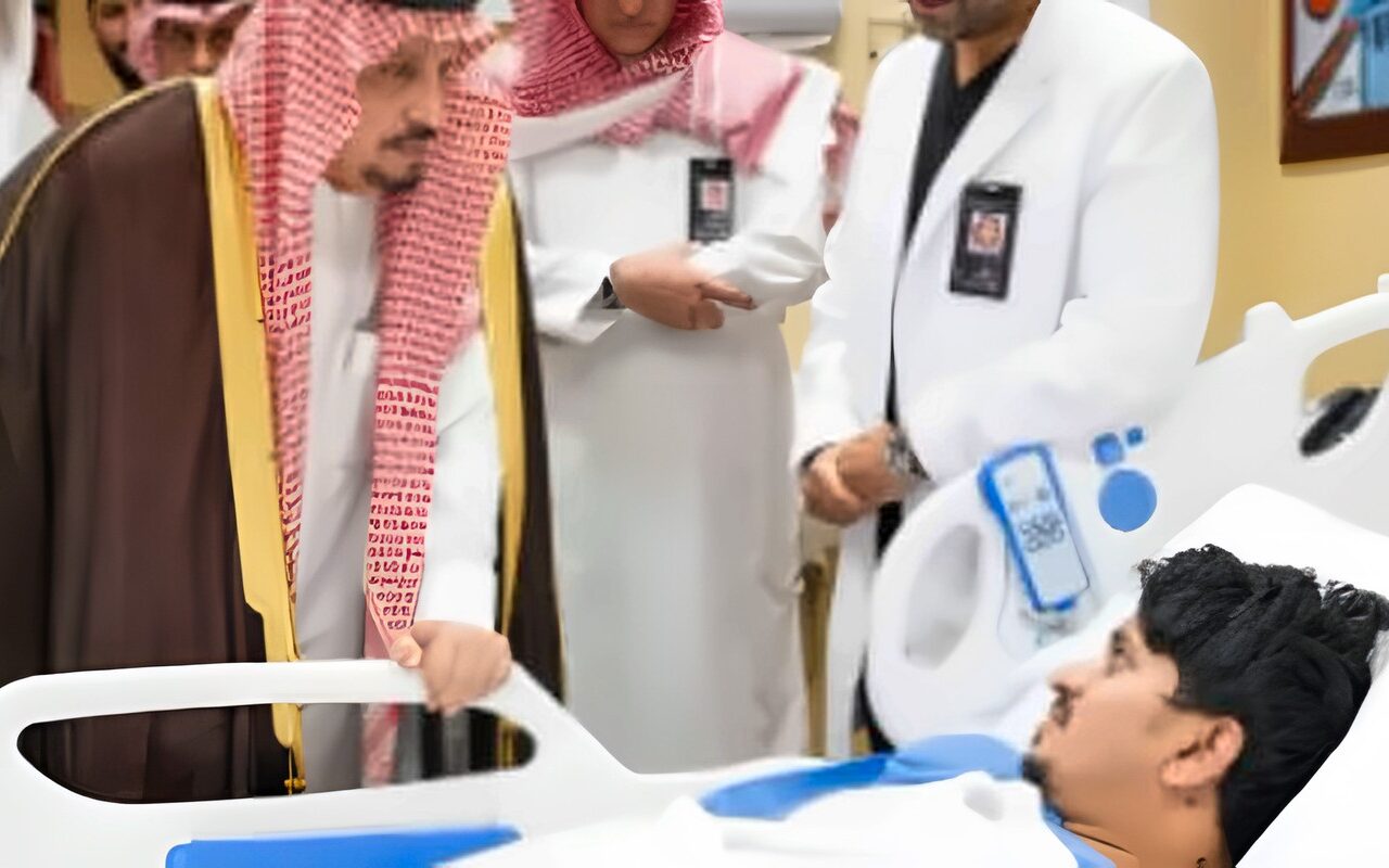 أمير منطقة الرياض يطمئن على المصابين جراء الاعتداء على مطار الملك خالد (فيديو)