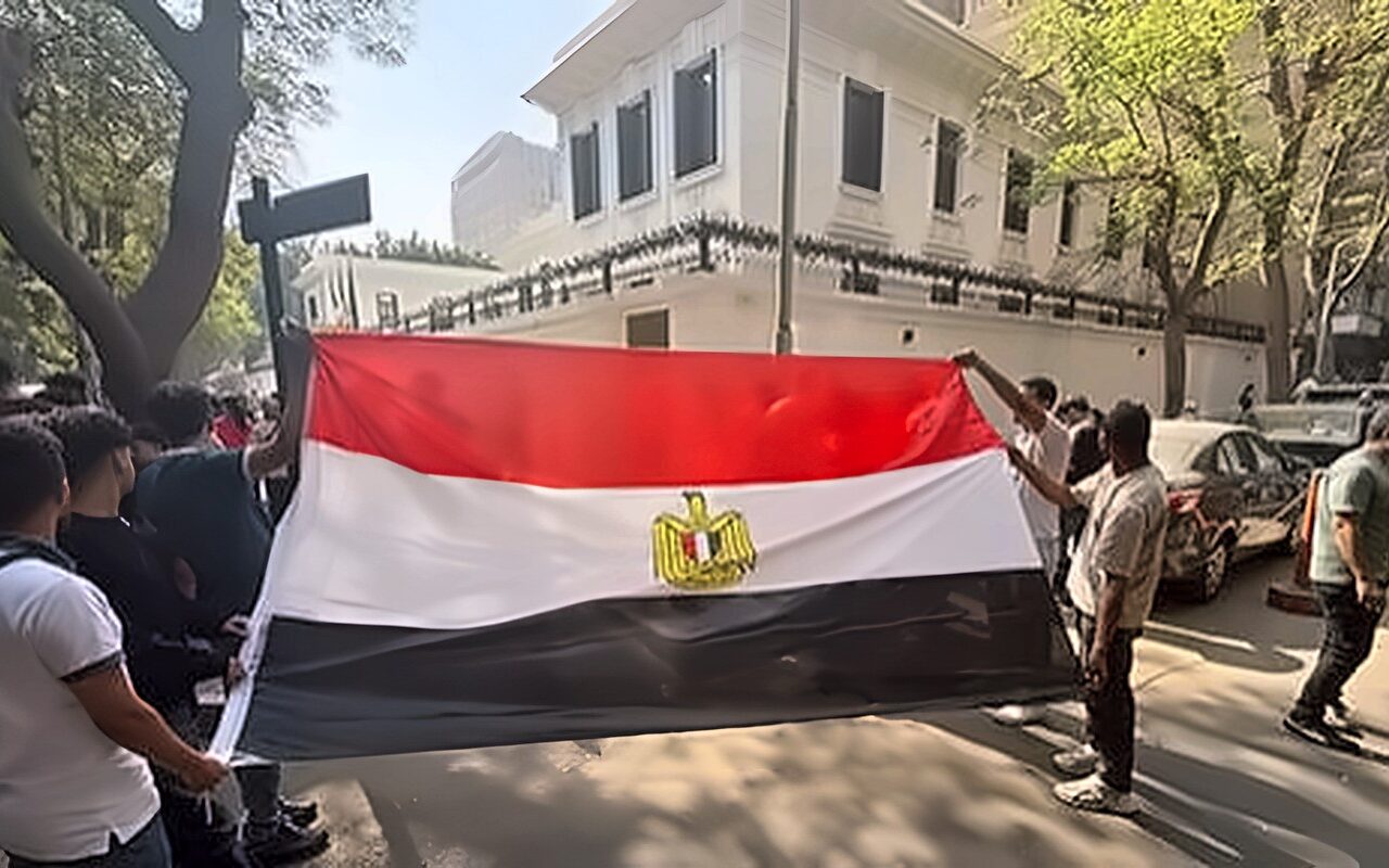 بعلم مصر ولا للإرهاب.. تزايد المشاركين فى الوقفة الاحتجاجية أمام السفارة الهولندية
