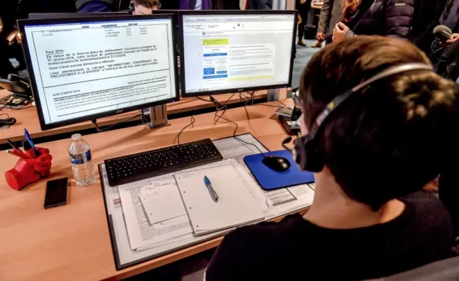 The times to avoid when calling a French office