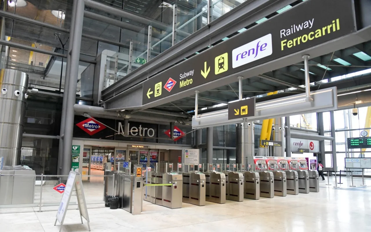 Madrid Metro to allow users to pay by card or mobile at the turnstiles