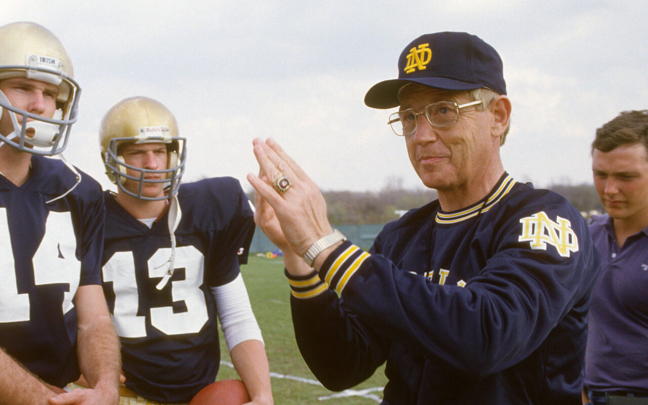Lou Holtz, Who Coached Unbeaten Notre Dame to a Title, Dies at 89