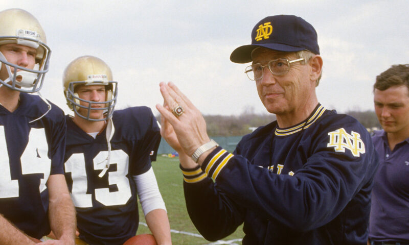 Lou Holtz, Who Coached Unbeaten Notre Dame to a Title, Dies at 89