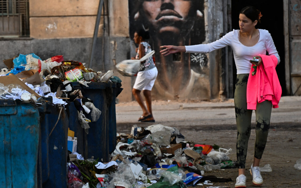 Even Havana’s Street Sweepers Can’t Escape the Impact of the Fuel Blockade