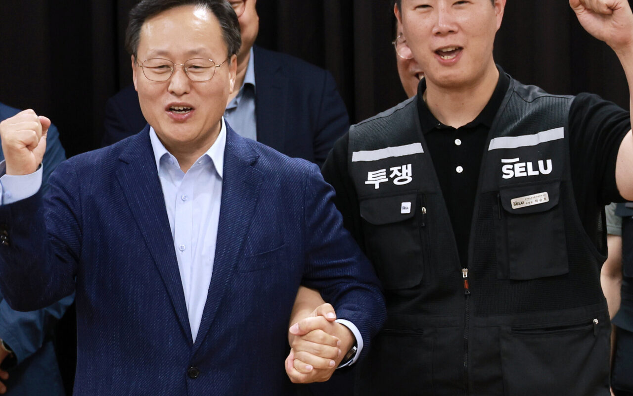 Samsung Unions Approve Pay Deal That Highlights Inequality of A.I. Age