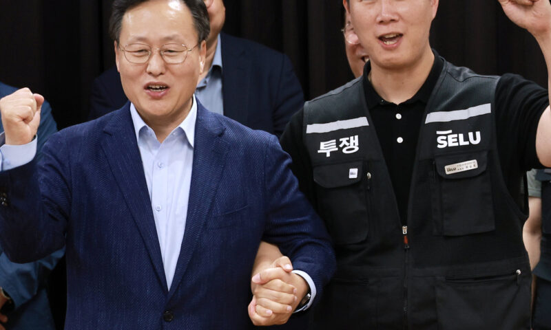 Samsung Unions Approve Pay Deal That Highlights Inequality of A.I. Age