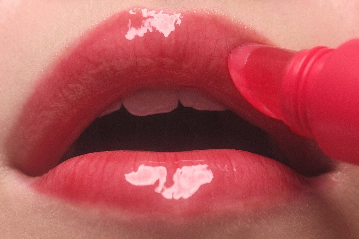 Five cosmetic essentials to add to your beauty bag if you want low-effort summer make-up (aff)