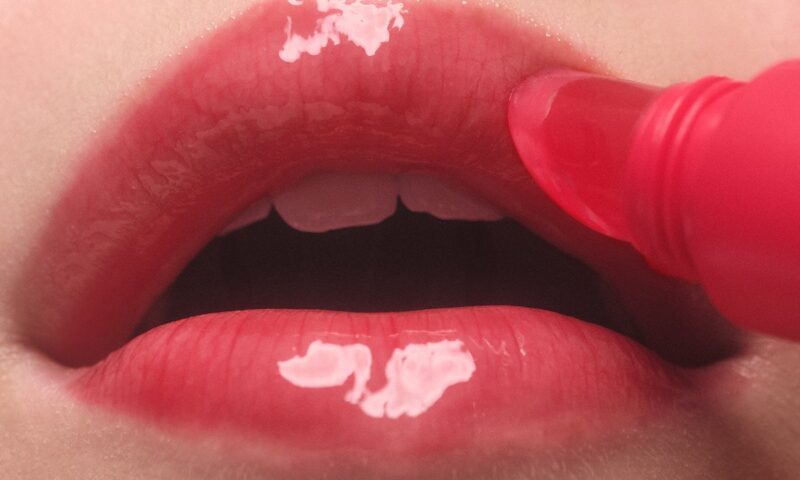Five cosmetic essentials to add to your beauty bag if you want low-effort summer make-up (aff)