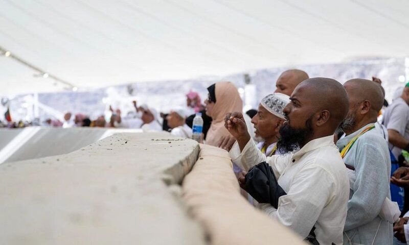 حجاج بيت الله الحرام يرمون جمرة العقبة يوم النحر