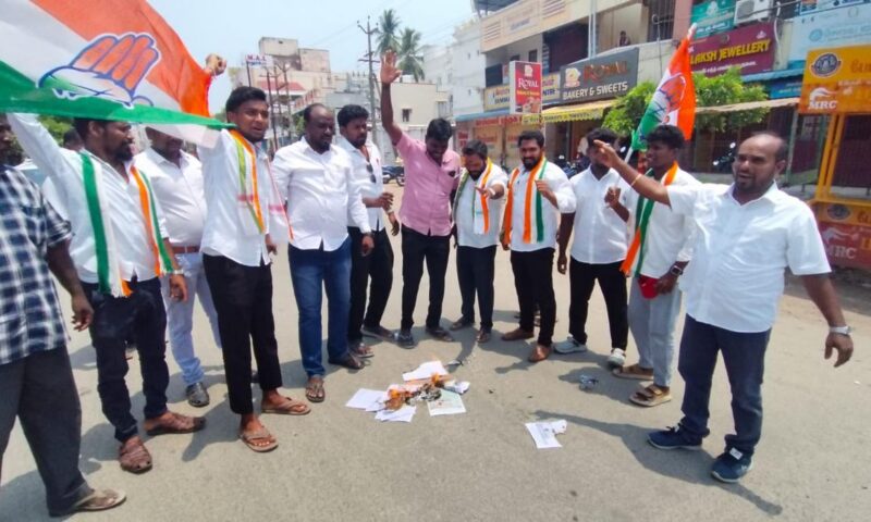 Congress cadres burn DMK resolution copy in Sirkazhi