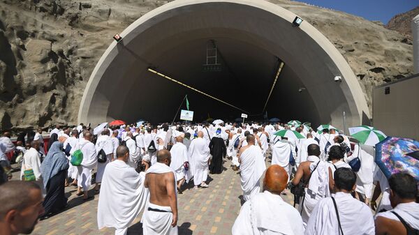 الحجاج يرمون جمرة العقبة الكبرى في أول أيام عيد الأضحى