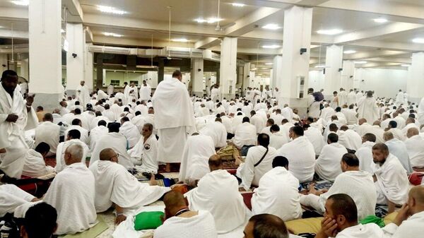 الحجاج يتوافدون إلى مسجد “نمرة” لأداء صلاتي الظهر والعصر والاستماع لخطبة عرفة