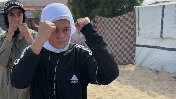 فتيات غزة يواجهن صدمات الحرب بقفازات الملاكمة