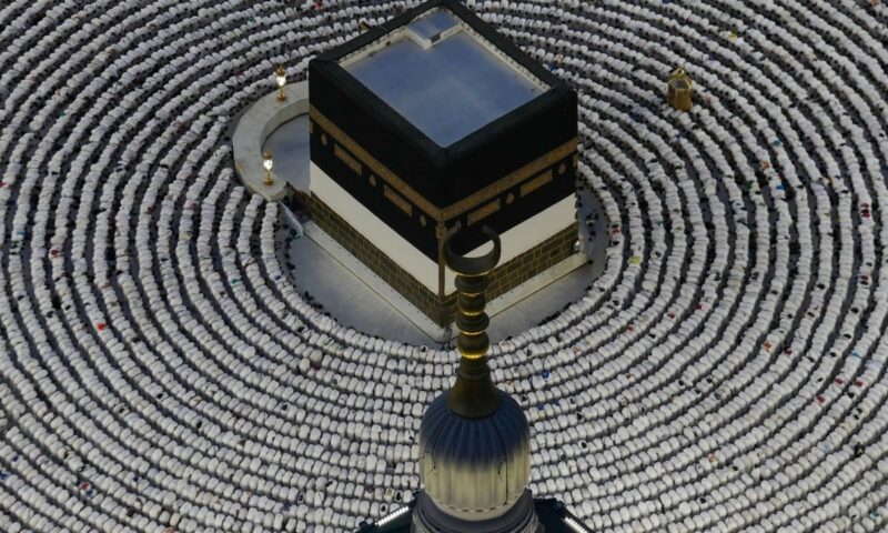 Muslims begin haj in sweltering heat and shadow of Middle East tensions