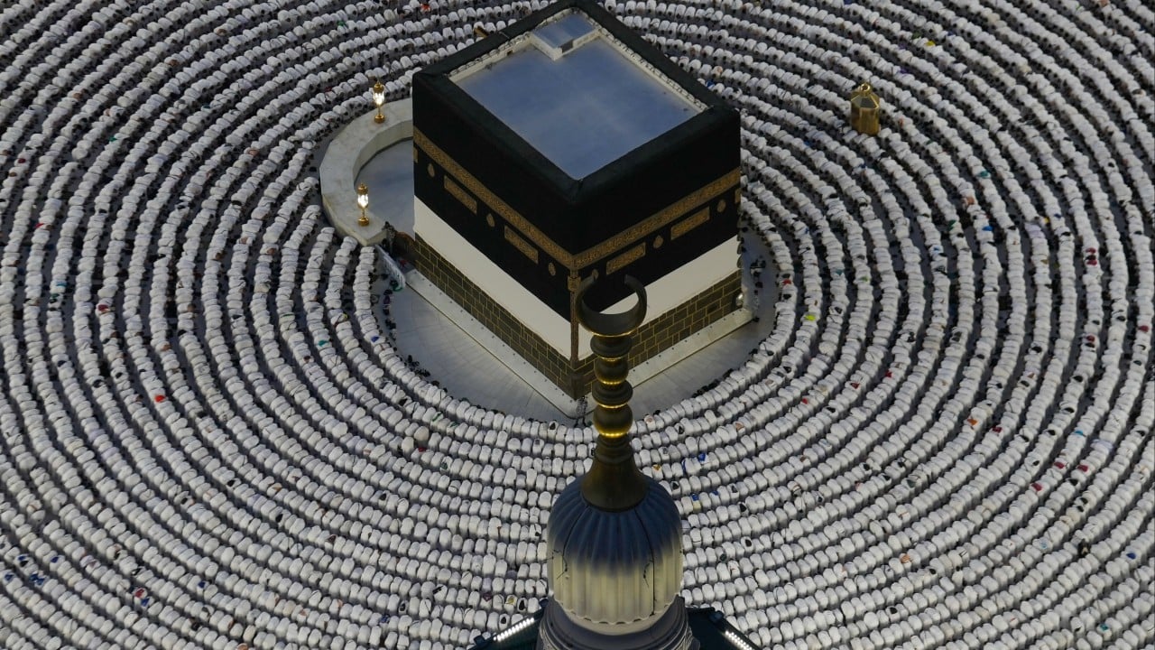 Muslims begin haj in sweltering heat and shadow of Middle East tensions