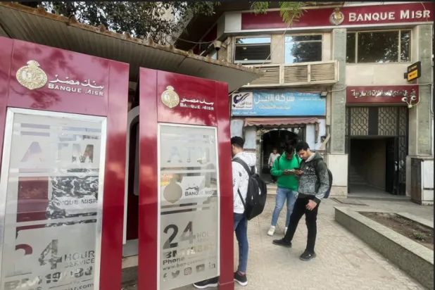 التصعيد القائم في المنطقة يربك رهانات خفض الفائدة بمصر