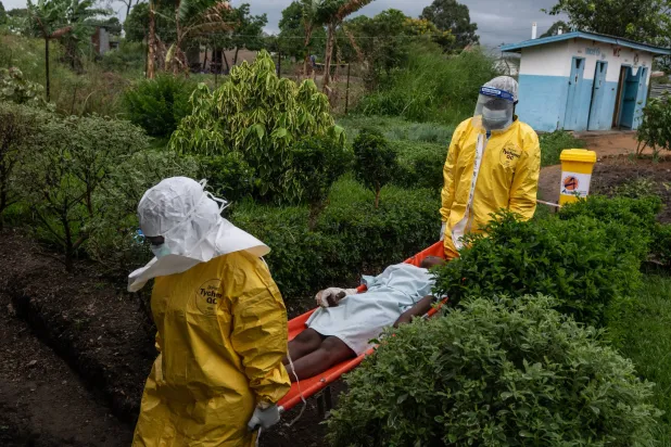 الإصابات بفيروس إيبولا تتجاوز 900 حالة في الكونغو الديموقراطية