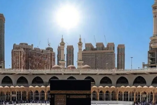 سماء مكة تشهد التعامد الأول للشمس على الكعبة المشرفة لعام 2026