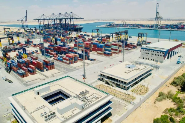 الاضطرابات الإقليمية تنعش الموانئ المصرية… وتهبط بإيرادات قناة السويس