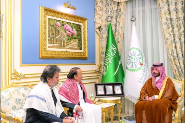 خالد بن سلمان ينقل تعازي القيادة السعودية لذوي الرئيس اليمني السابق