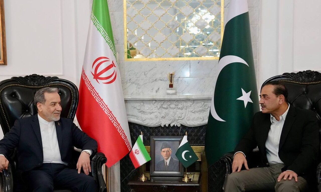 Pakistani field marshal in Tehran to try to seal U.S.-Iran deal