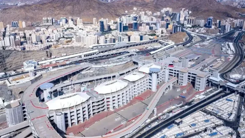 توافد الحجاج إلى منى إيذانًا ببدء مناسك الحج
