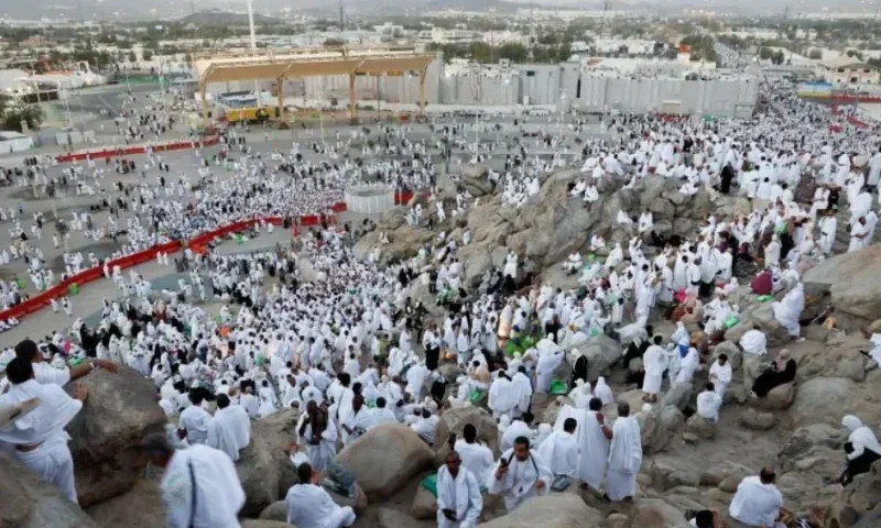 حجاج بيت الله الحرام يتوافدون على مشعر عرفات