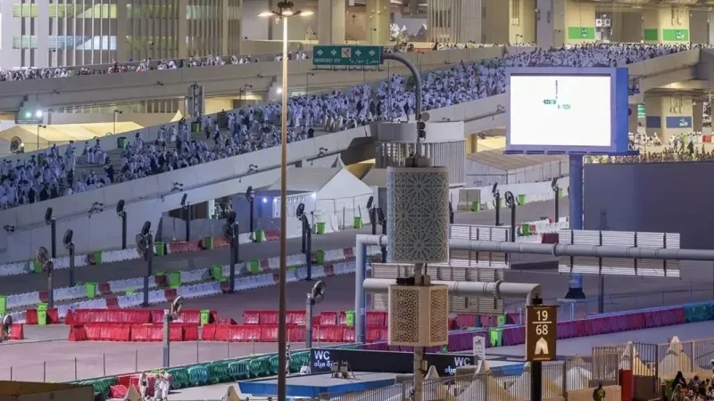 ضيوف الرحمن يرمون الجمرات وينحرون الهدي