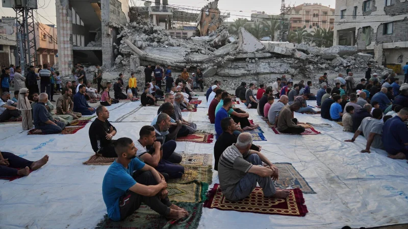 صلاة العيد على أنقاض المساجد المدمرة في غزة