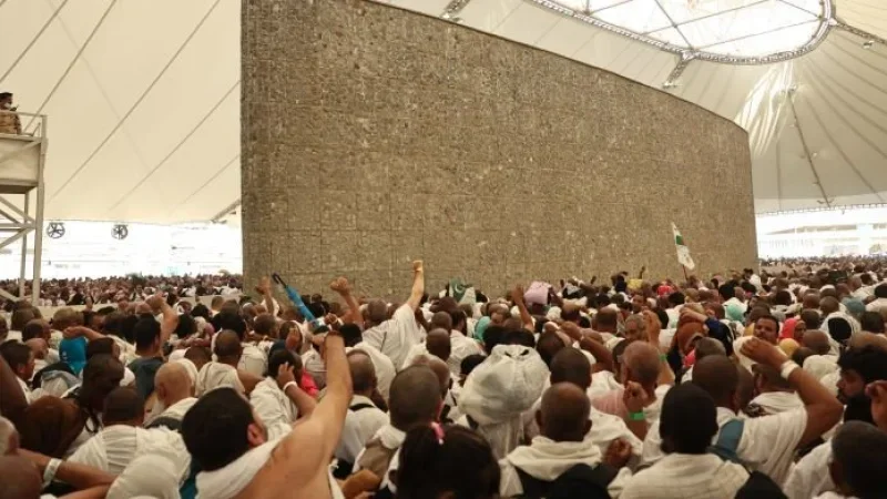 حجّاج بيت الله يواصلون رمي الجمرات بأول أيام التشريق