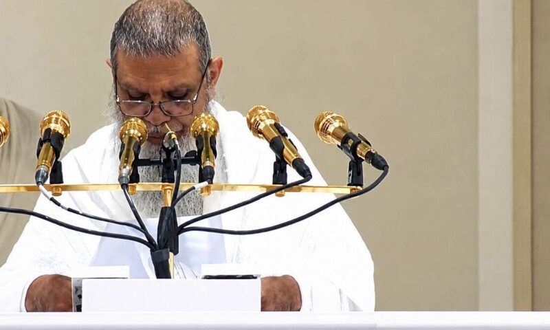 الحذيفي في خطبة عرفة: الحج عبادة لا ساحة للشعارات السياسية