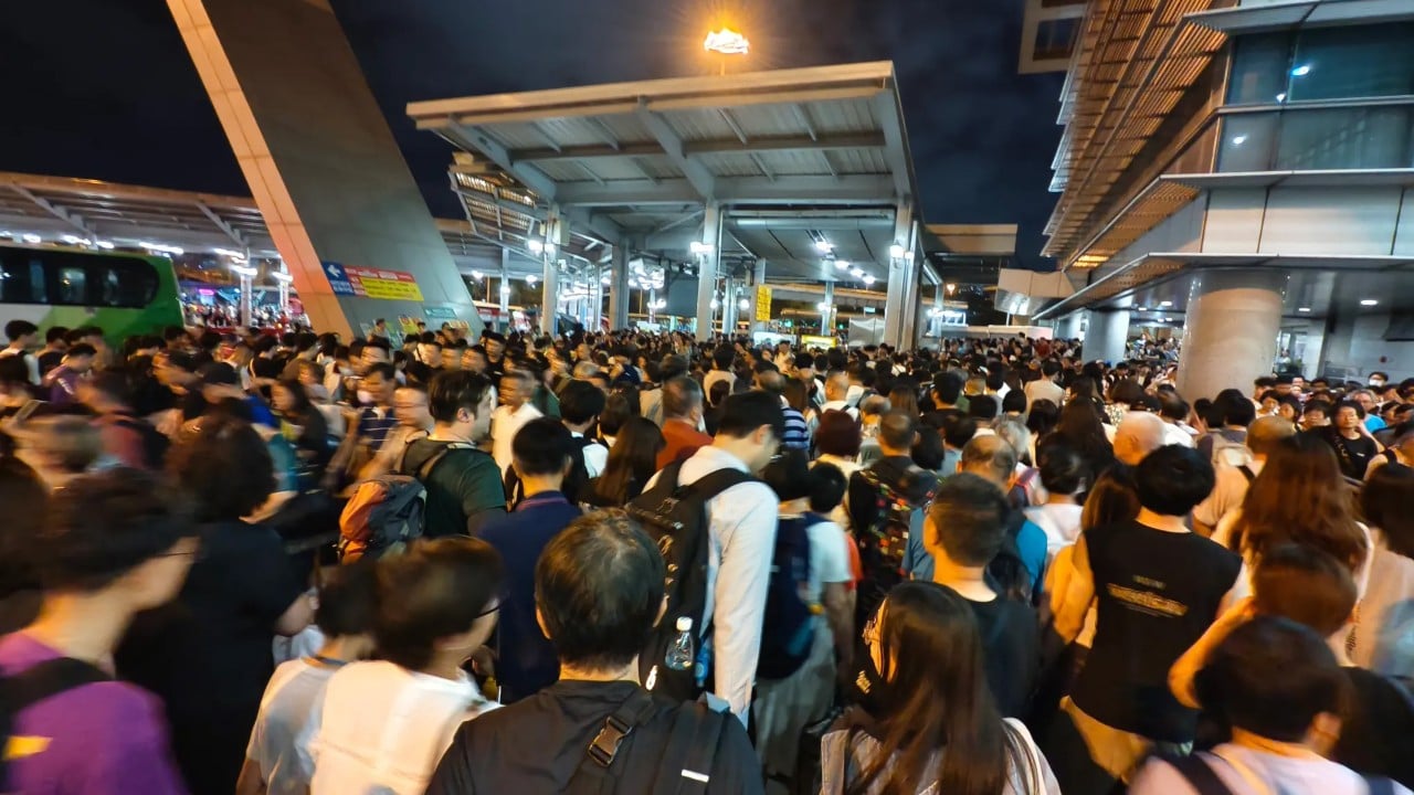 Hongkongers stuck for hours as 673,000 return via land checkpoints after long weekend