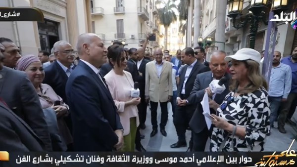 خلال جولة شارع الفن.. أحمد موسى يستمع لقصيدة شعر من شاعرة تونسية