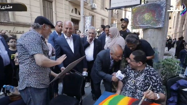 أنا جايلك مخصوص.. حوار ودي بين أحمد موسى وفنان من ذوي الهمم في شارع الفن