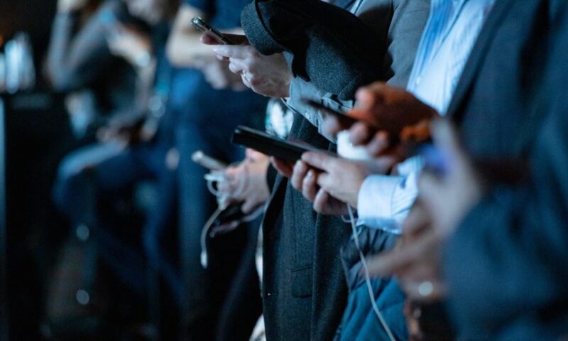 “كارثة اقتصادية” تهدد بريطانيا.. والسبب جيل الشباب الذي شكلته الهواتف الذكية