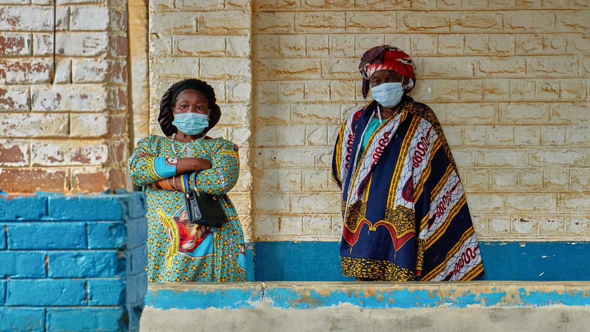 Ebola toll tops 200, other African countries seen at risk