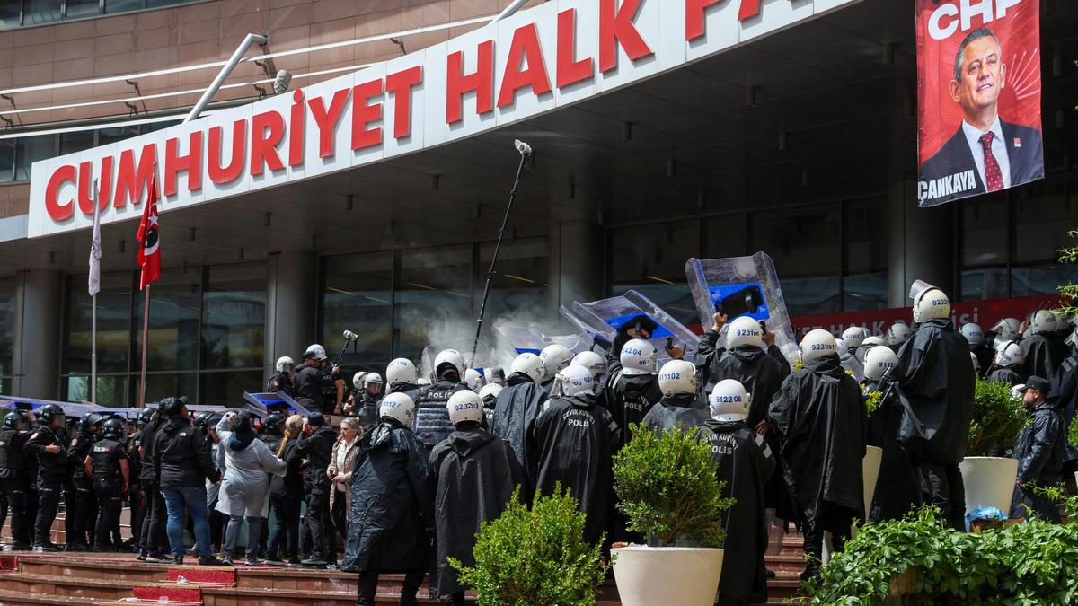 Turkish riot police enter opposition headquarters to evict ousted leadership