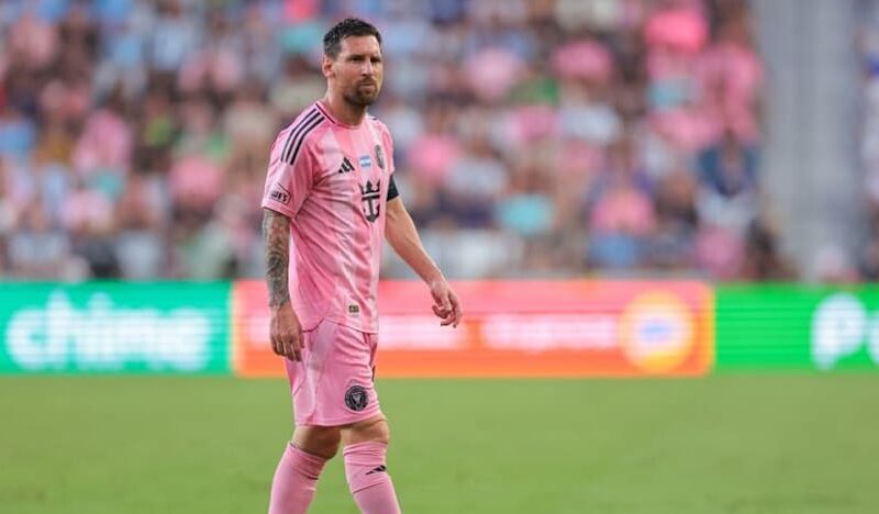 Messi substituted after clutching thigh in final club game before World Cup