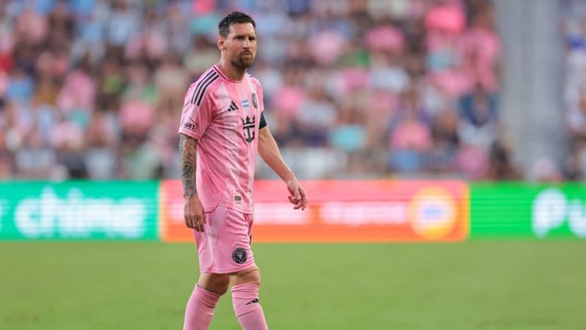 Messi substituted after clutching thigh in final club game before World Cup