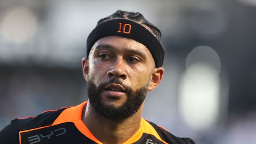 Depay has to prove fitness before World Cup says Dutch coach