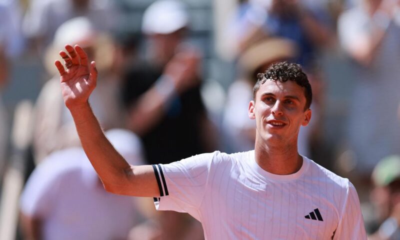 Jannik Sinner loses to Juan Manuel Cerundolo in French Open second round