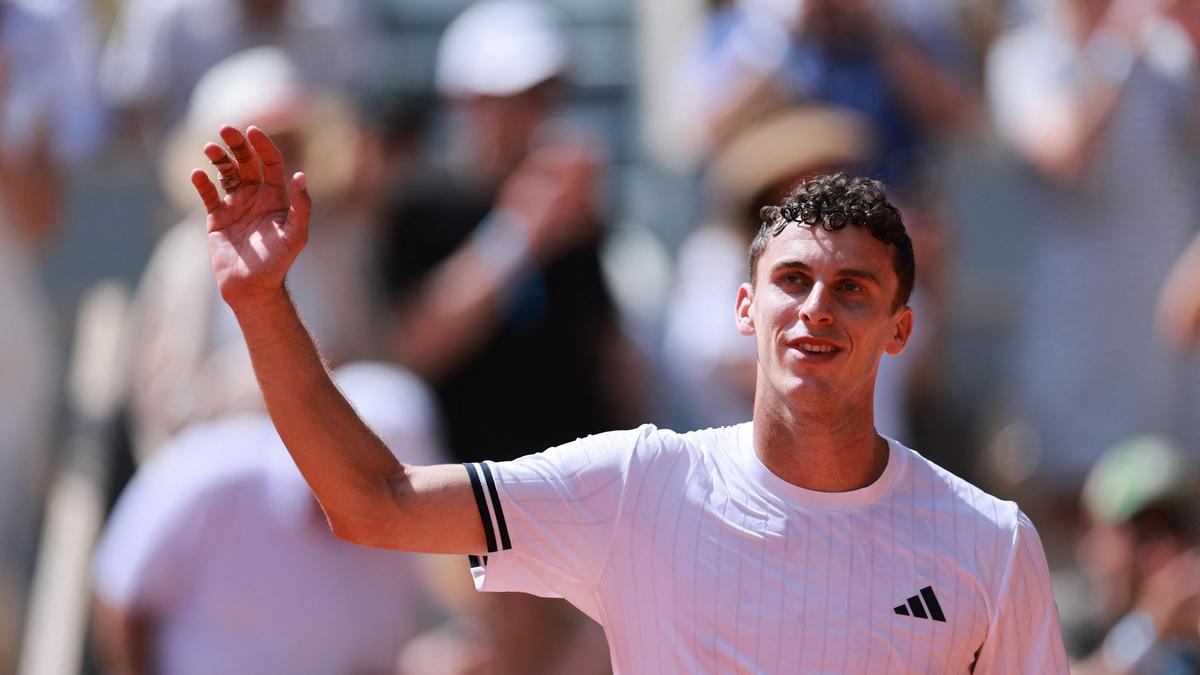 Jannik Sinner loses to Juan Manuel Cerundolo in French Open second round