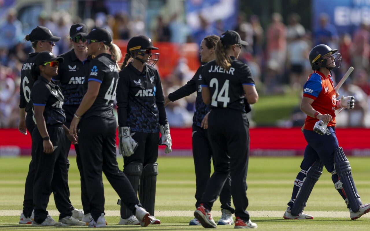England fail to make most of flying start as New Zealand recover to level series
