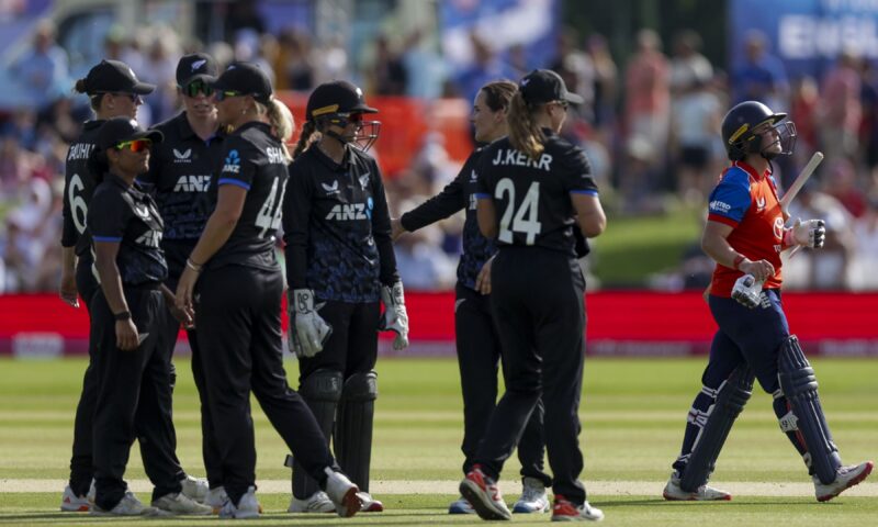 England fail to make most of flying start as New Zealand recover to level series