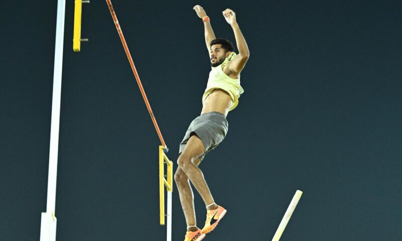 Meena rewrites pole vault National record