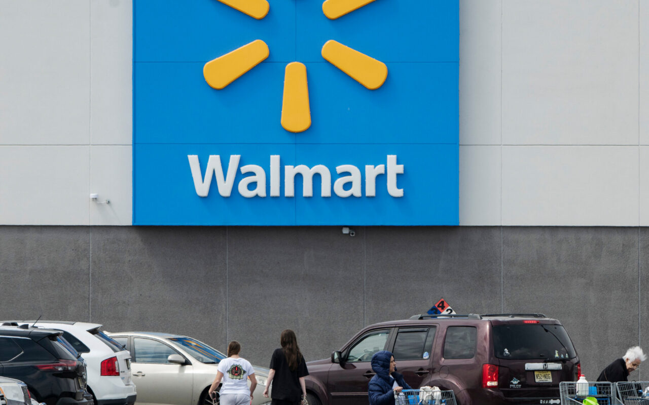 Walmart Shares Sink as Investors Fret About Price-Conscious Shoppers