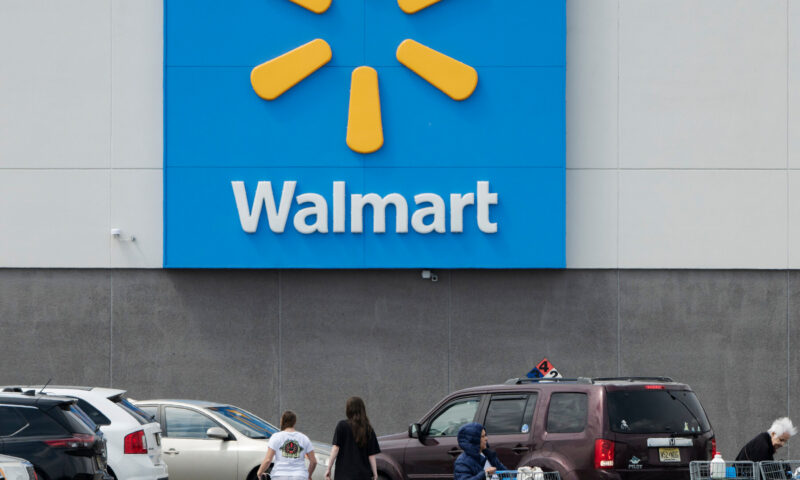 Walmart Shares Sink as Investors Fret About Price-Conscious Shoppers