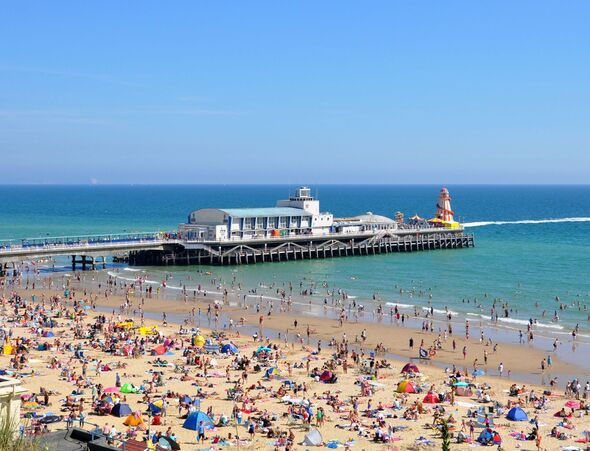 Bournemouth beach pier shut after police ‘attacked’ in huge heatwave brawl