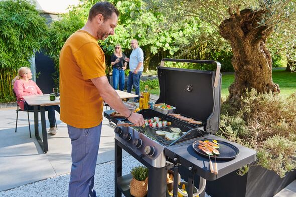 Busy lives and social anxiety stop Brits getting to know neighbours
