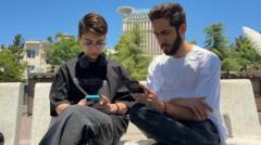 “كأنه خروج من السجن”… ارتياح في إيران مع عودة الإنترنت