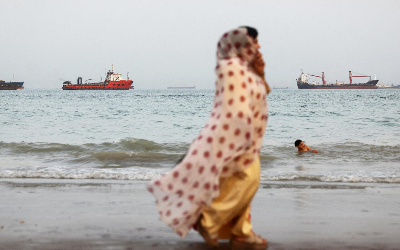 Oil set for biggest monthly drop in 6 years, bringing consumers some relief
